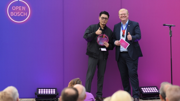 Open Bosch Award 2022: Ambrose Chow (l., Business Director Grea Technology) mit Dr. Stefan Hartung (Vorsitzender der Geschftsfhrung der Robert Bosch GmbH) - Quelle: Bosch